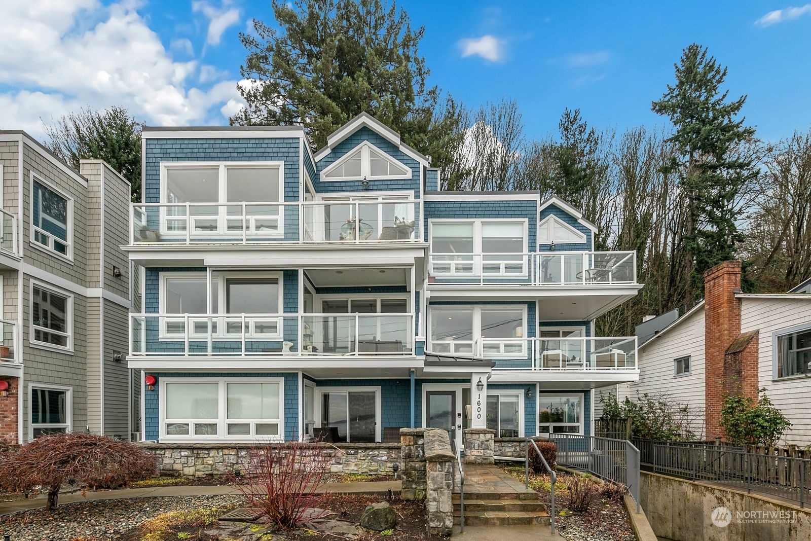 Property Photo: 1600 Alki Avenue SW 202 WA 98116