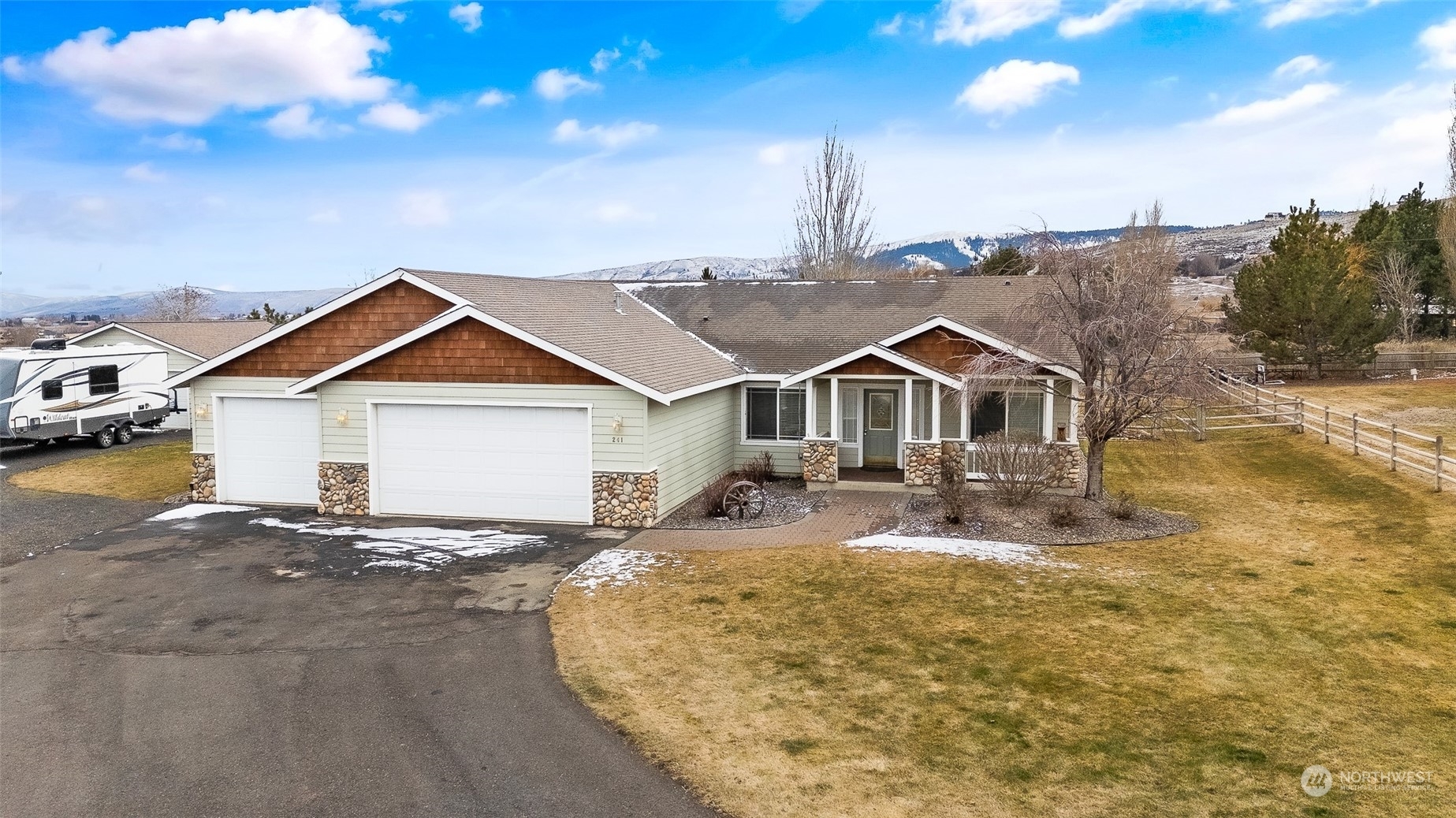 Property Photo:  241 Fieldstone Court  WA 98926 