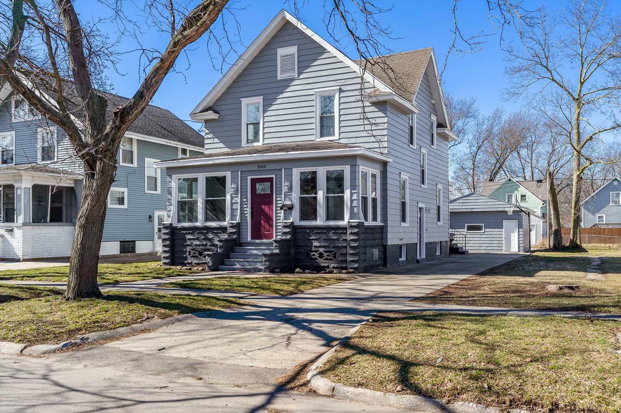 Property Photo:  1044 Oak Street  WI 53511 