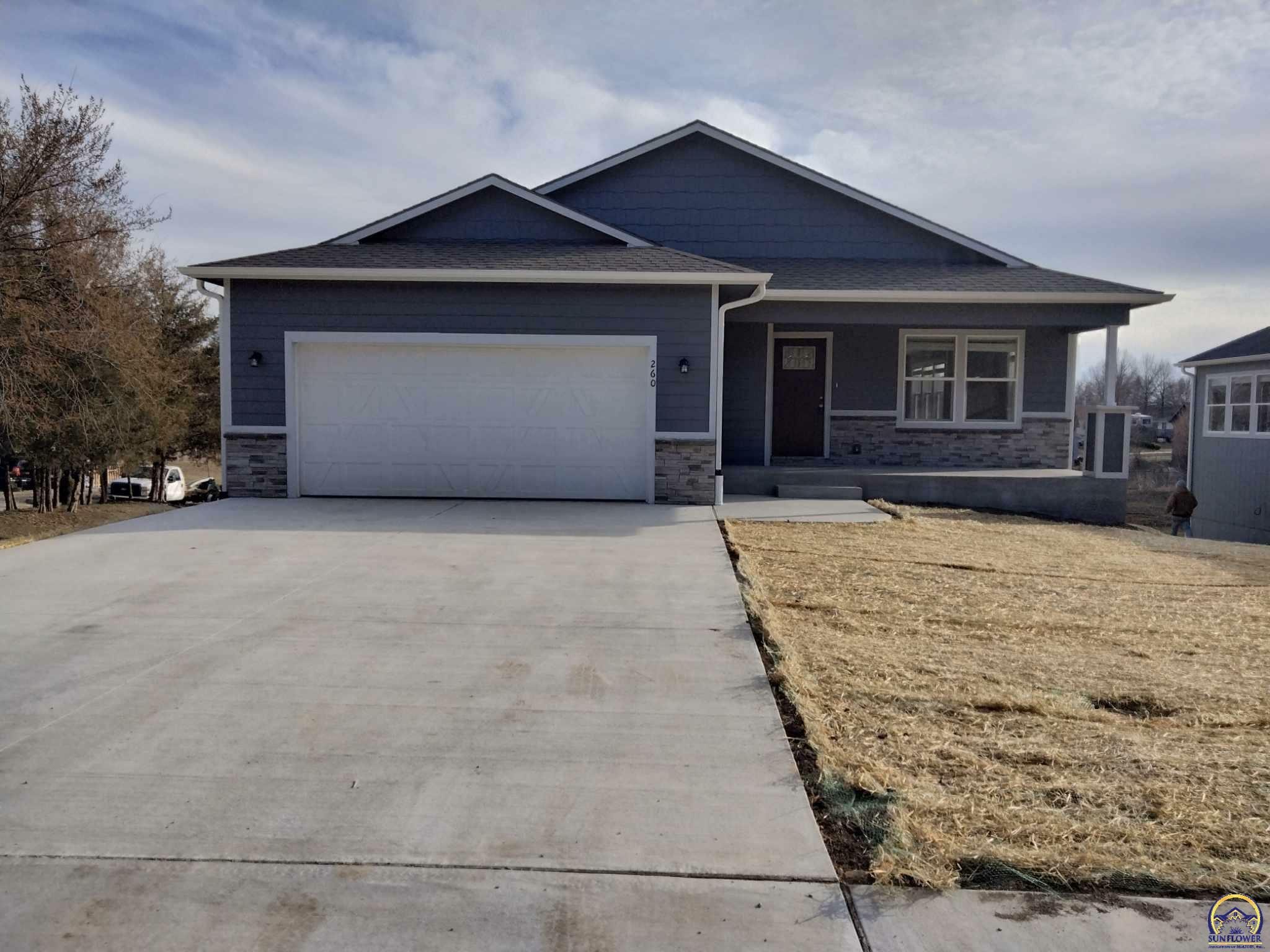 Property Photo:  260 E 6th St  KS 66402 