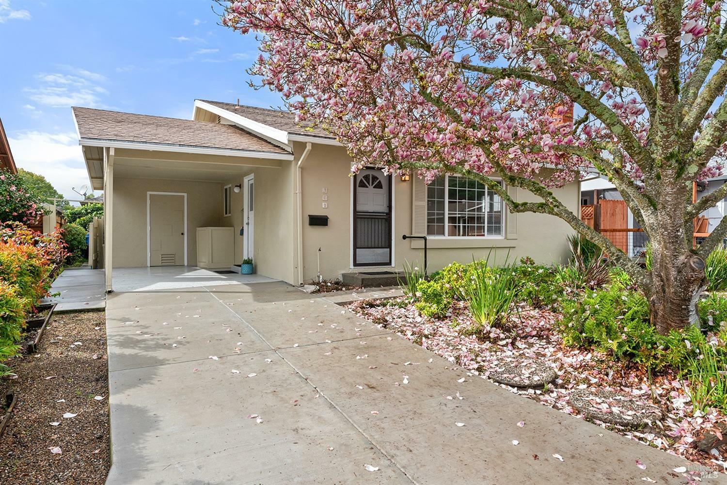 Property Photo:  301 Orangewood Drive  CA 95448 