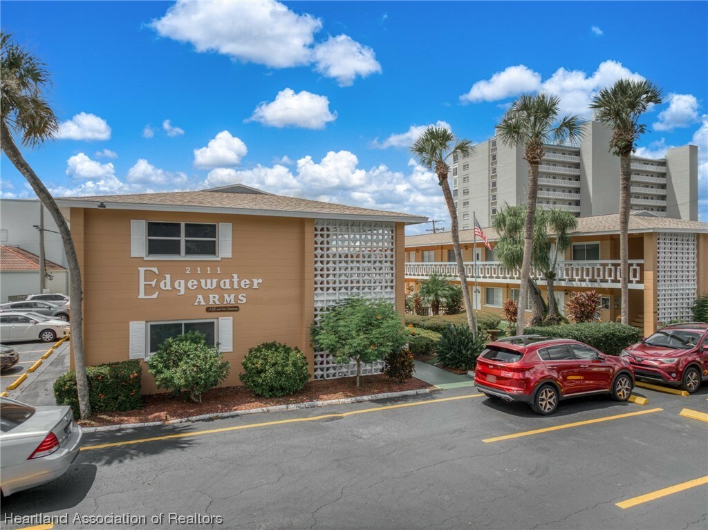 Property Photo:  2111 Lakeview Drive 8B  FL 33870 