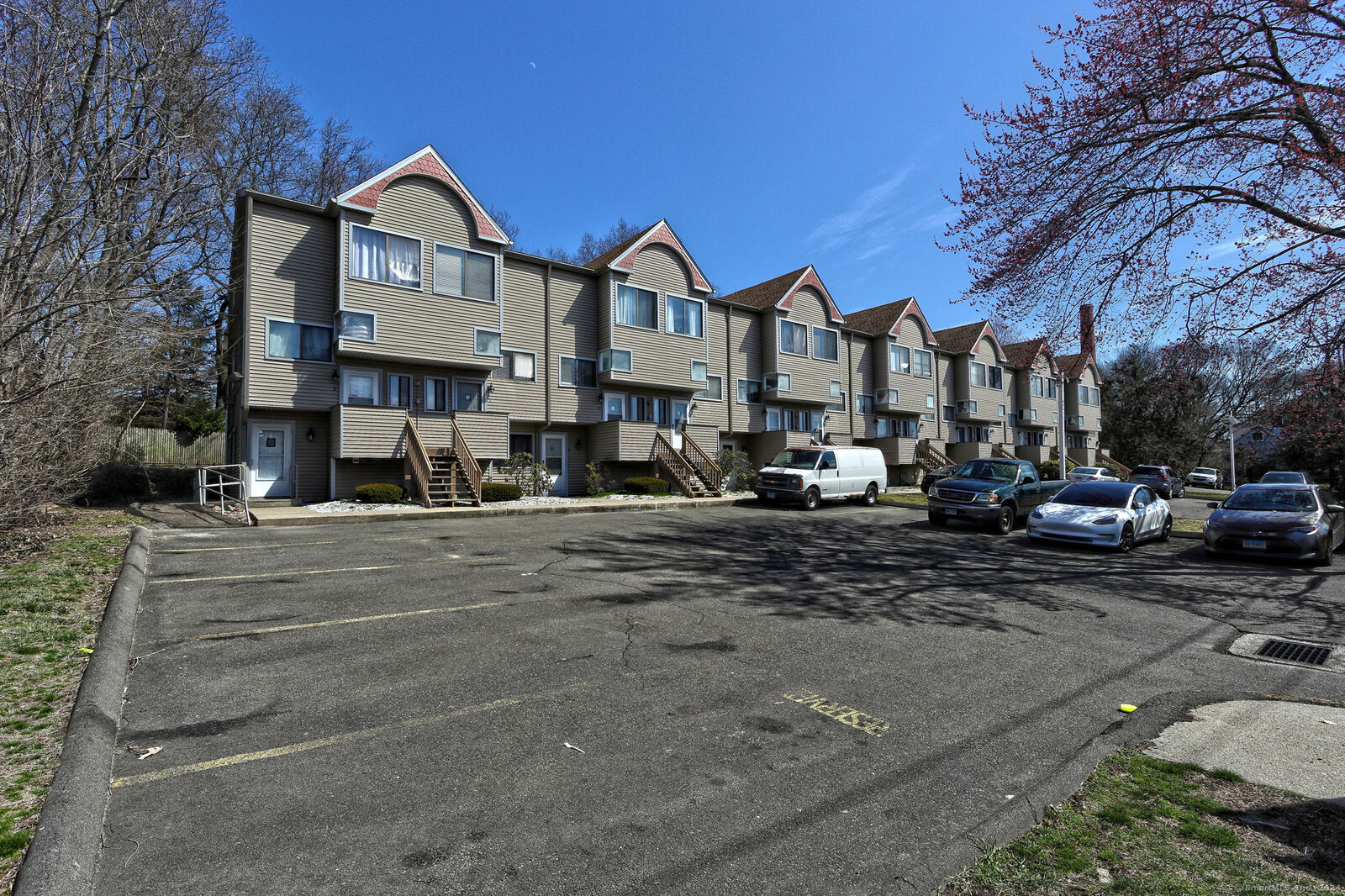 Property Photo:  40 Crest Street Apt 5  CT 06516 