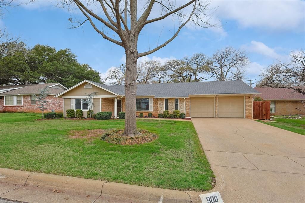 Property Photo:  900 Lake Charles Avenue  TX 76103 