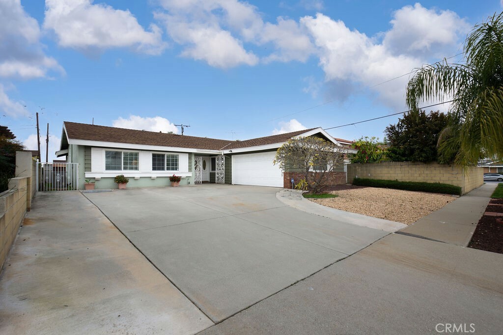 Property Photo:  811 Dovey Avenue  CA 90601 