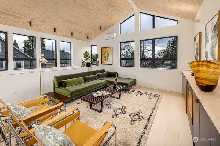 Property Photo: 8054 Brooklyn Avenue NE C WA 98115