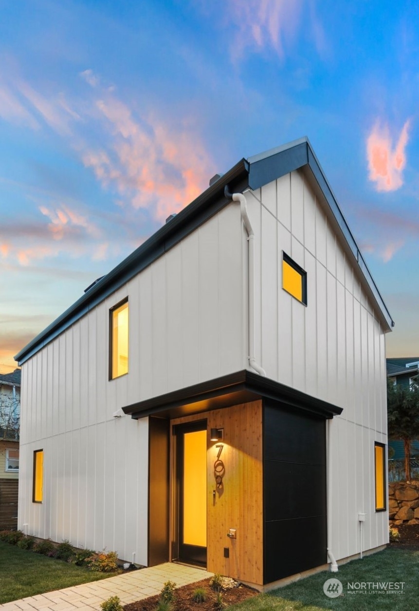 Property Photo: 709 34th Avenue WA 98122