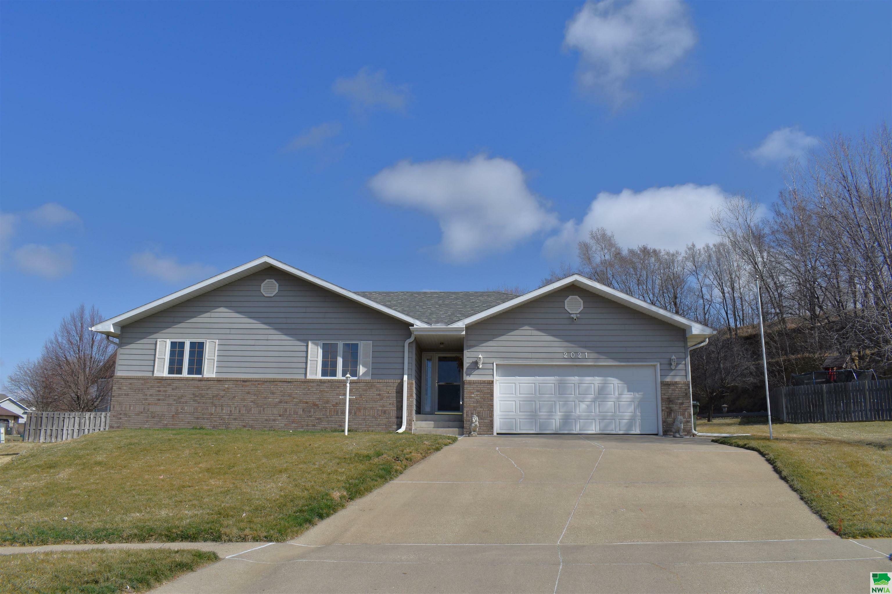 Property Photo:  2021 Trinity Ct  IA 51104 