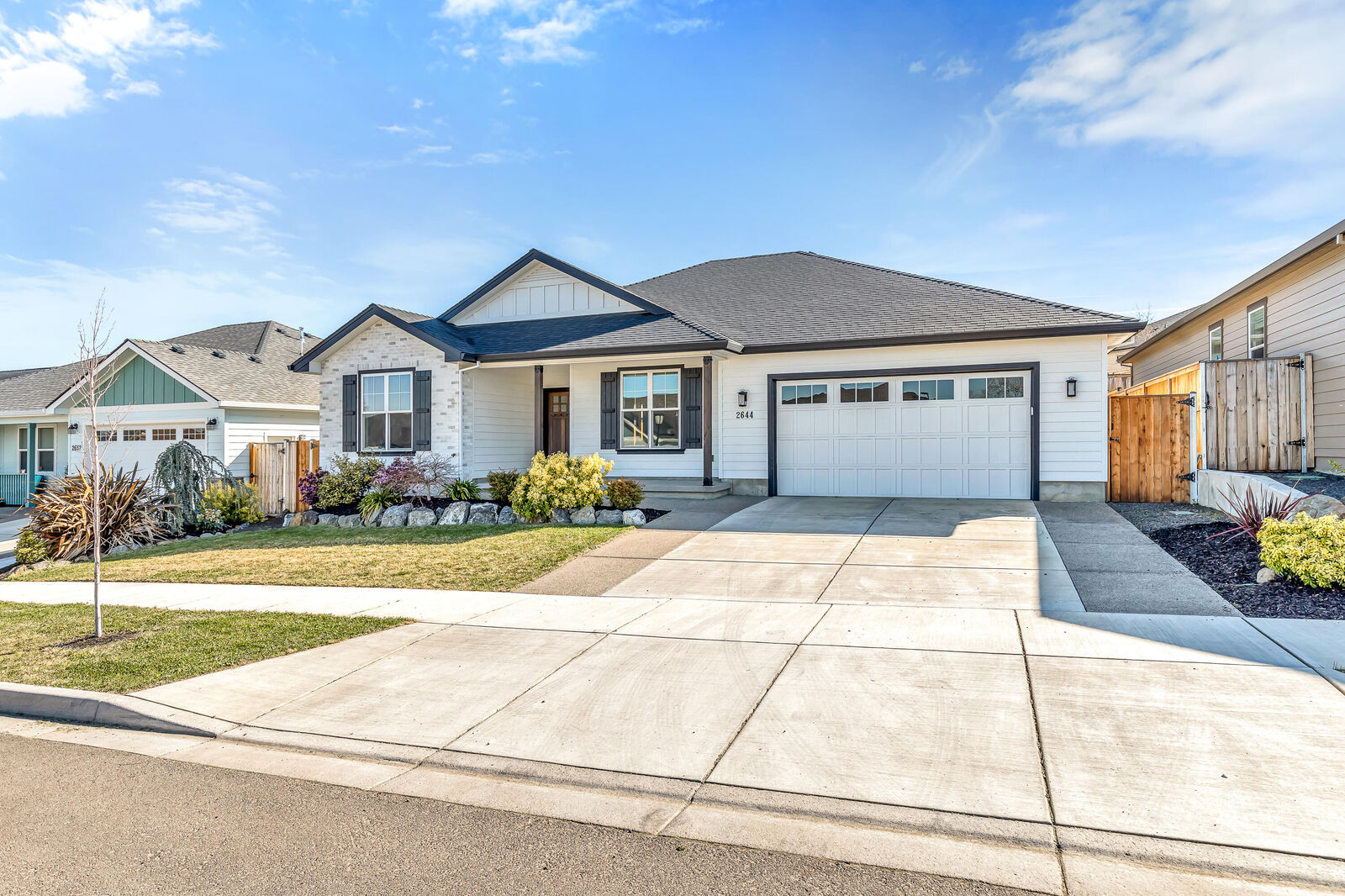 Property Photo:  2644 Farmington Avenue  OR 97504 