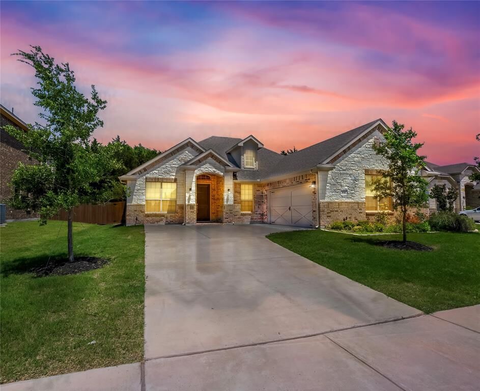 Property Photo:  810 Grove Park Lane  TX 76065 