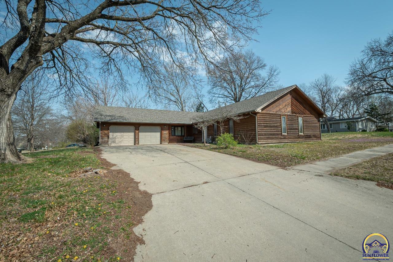 Property Photo:  1666 SW 28th Ter  KS 66611 