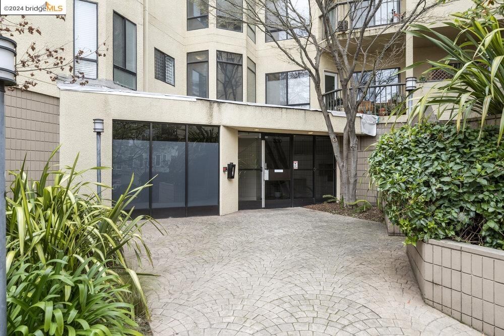 Property Photo:  330 Park View Ter 305  CA 94610 