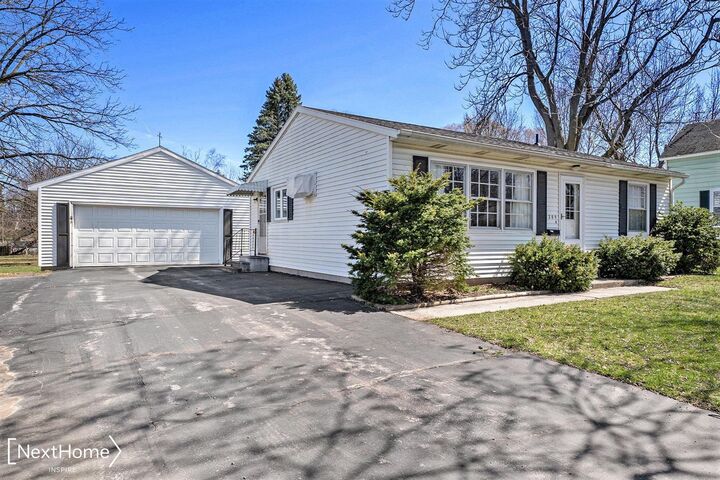 209 S East  Saint Louis MI 48880-1727 photo