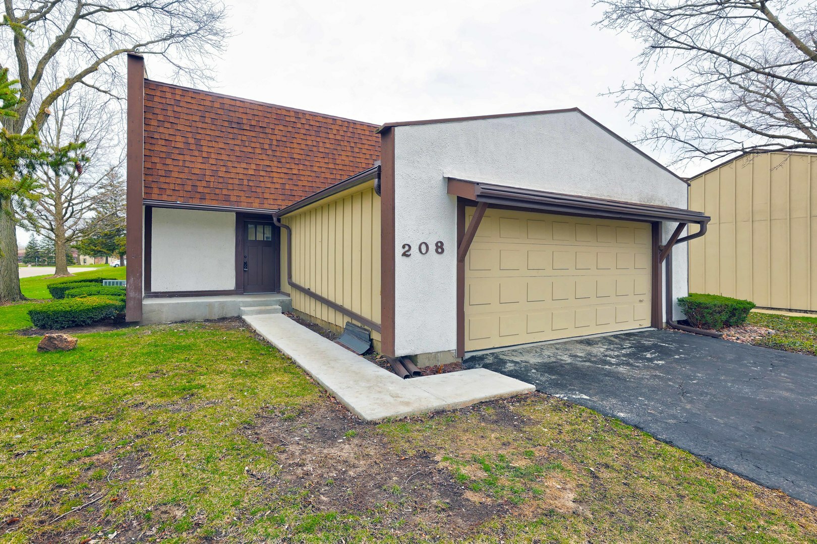 Property Photo:  208 Cascade Drive  IL 60525 