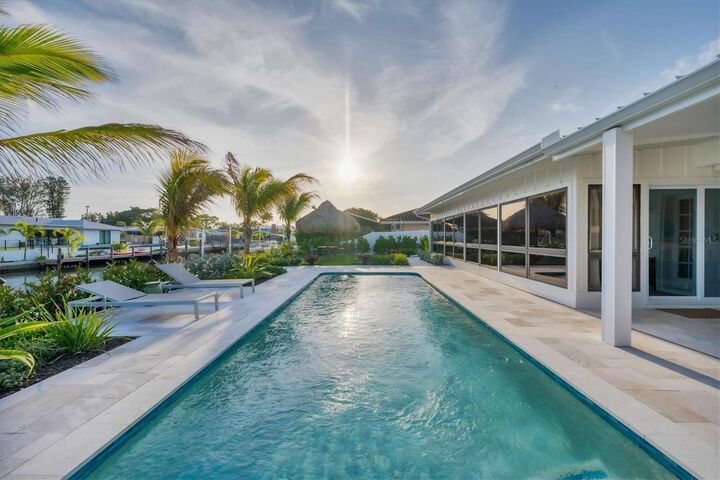 Property Photo:  10115 Kingfisher Road E  FL 34209 