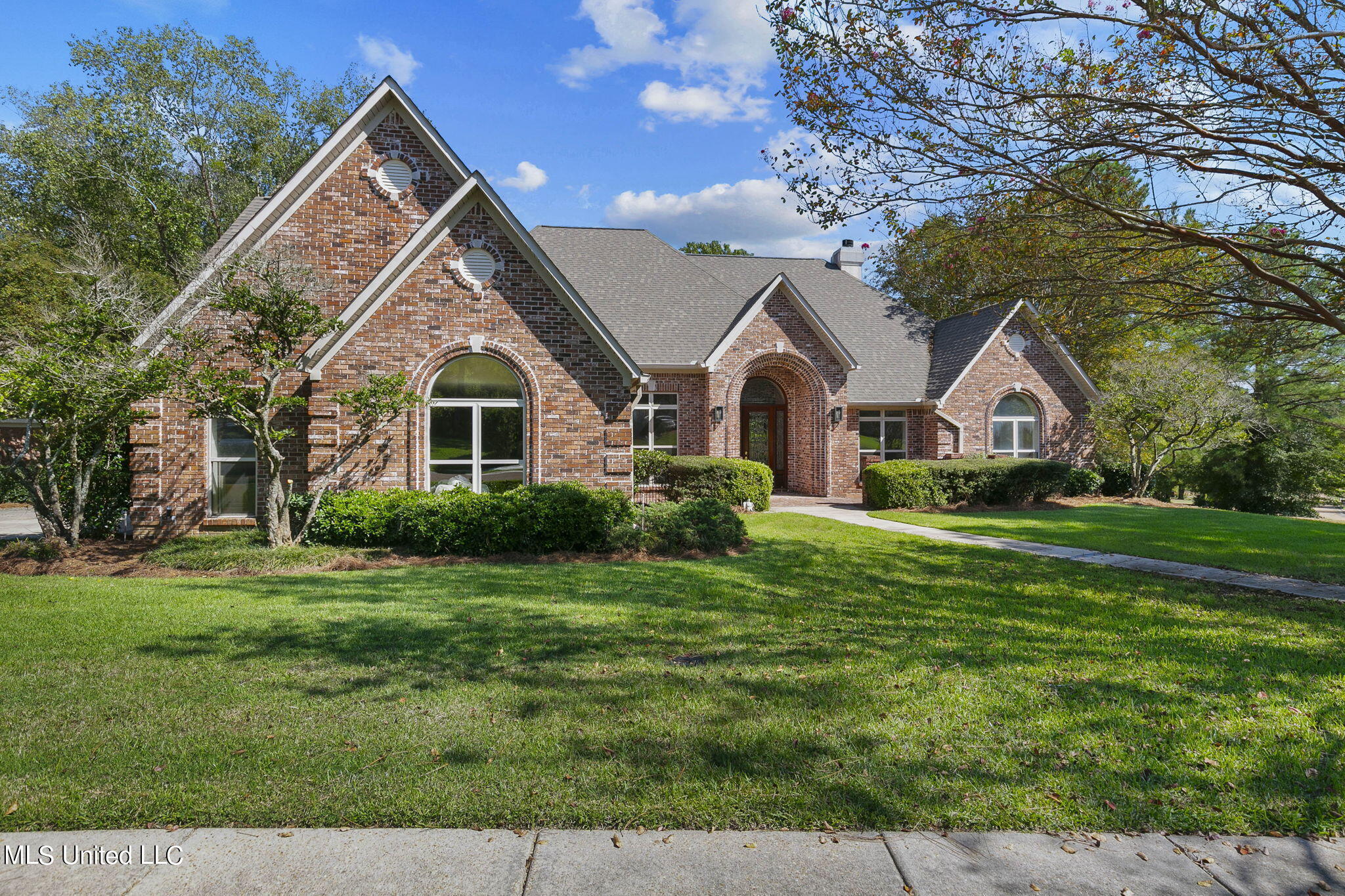 Property Photo: 94 Woodland Hills Boulevard MS 39110