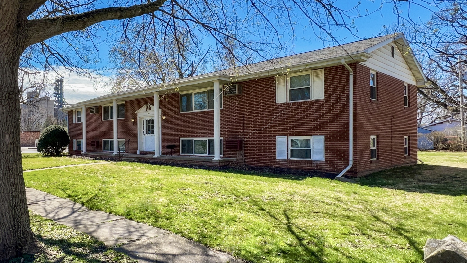 Property Photo:  301 N Main Avenue  IL 61759 