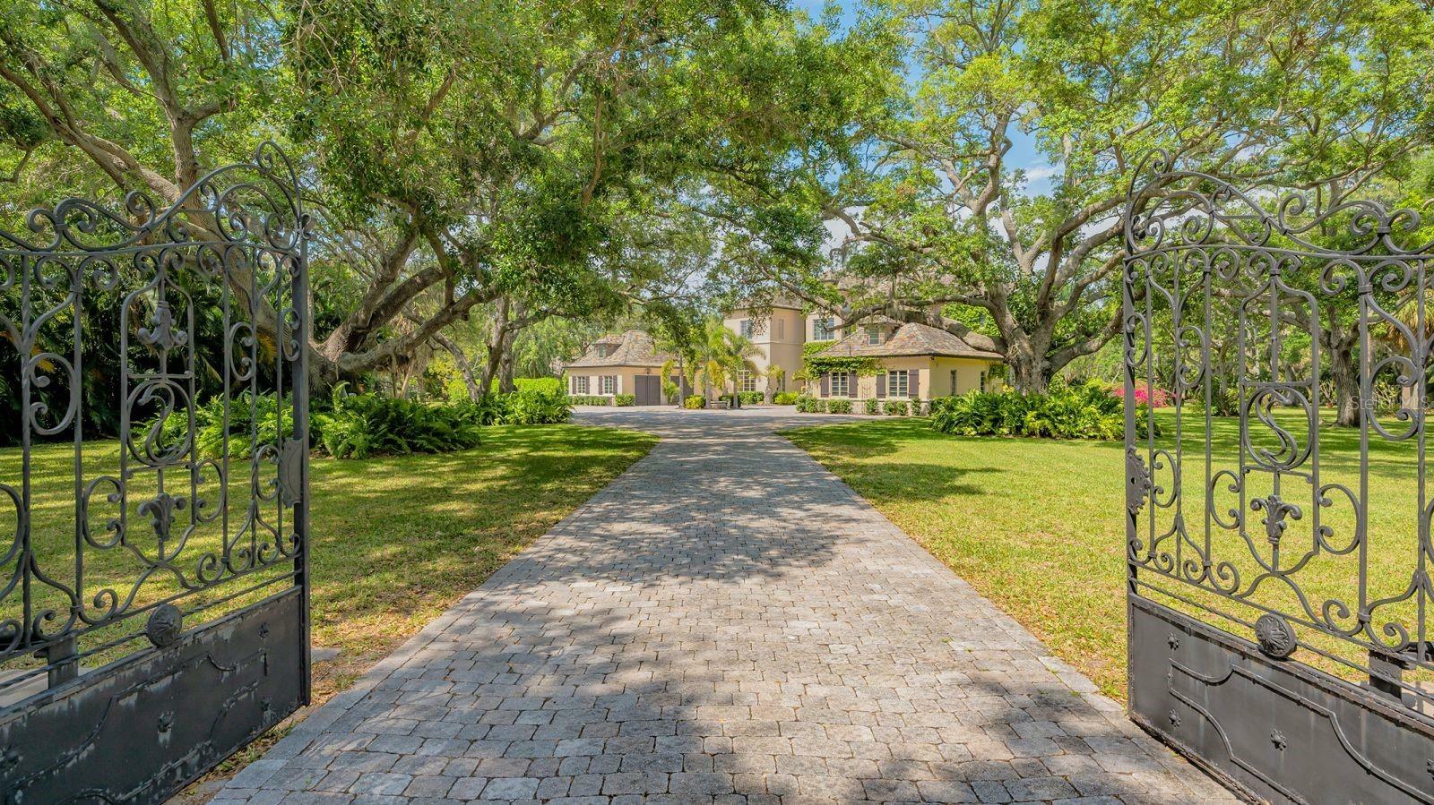 Property Photo:  7012 Riverview Boulevard  FL 34209 