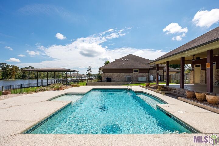 Property Photo: 11216 River Highlands LA 70774