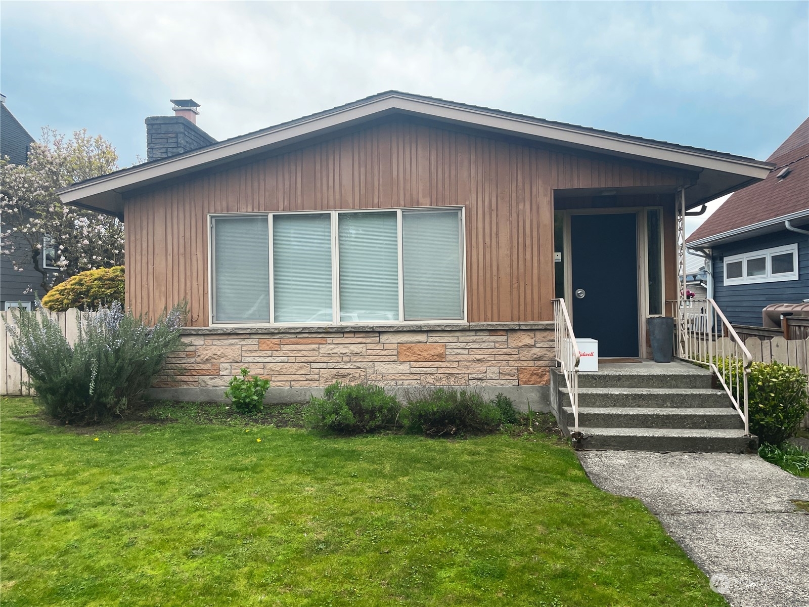 Property Photo:  1925 4th Avenue W  WA 98119 