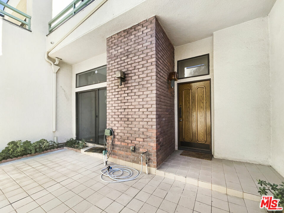 Property Photo: 18743 Hatteras St 6 CA 91356