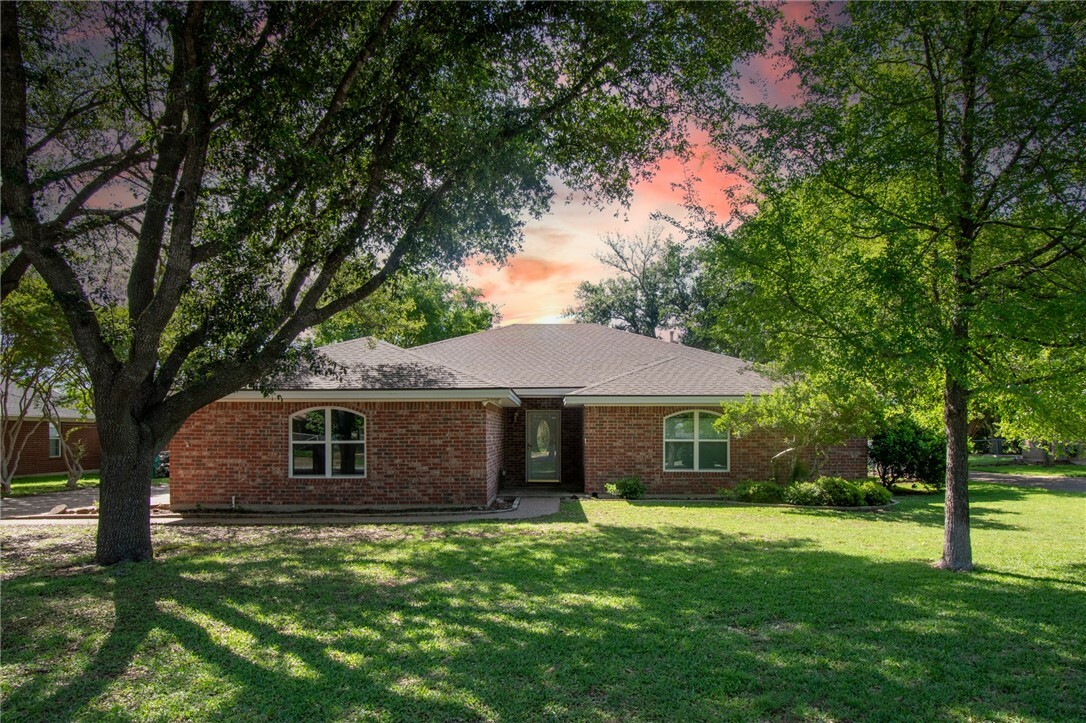 Property Photo:  816 Dogwood Street  TX 76706 