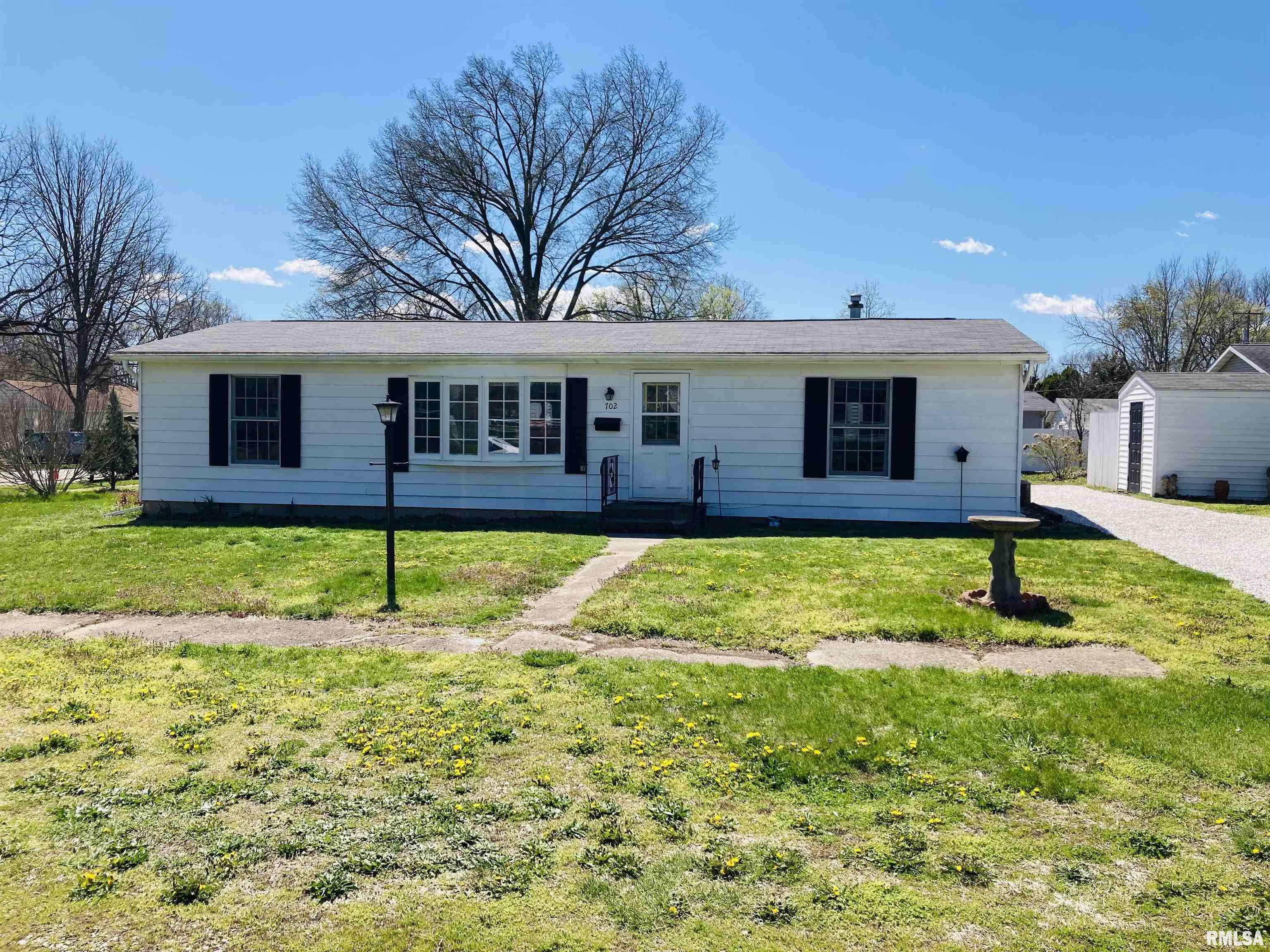 Property Photo: 702 W Elm Street IL 61523