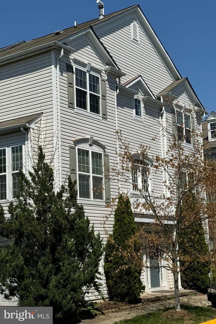 Property Photo:  13318 Summer Garden Walk  VA 20120