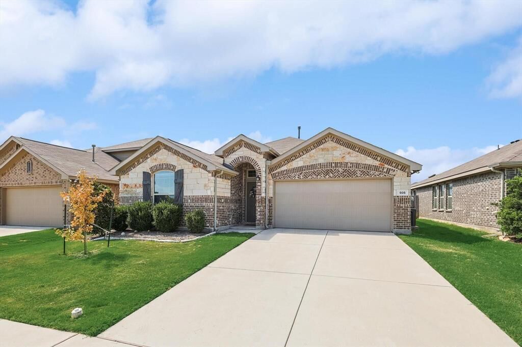 Property Photo: 505 Saguaro Drive TX 76052