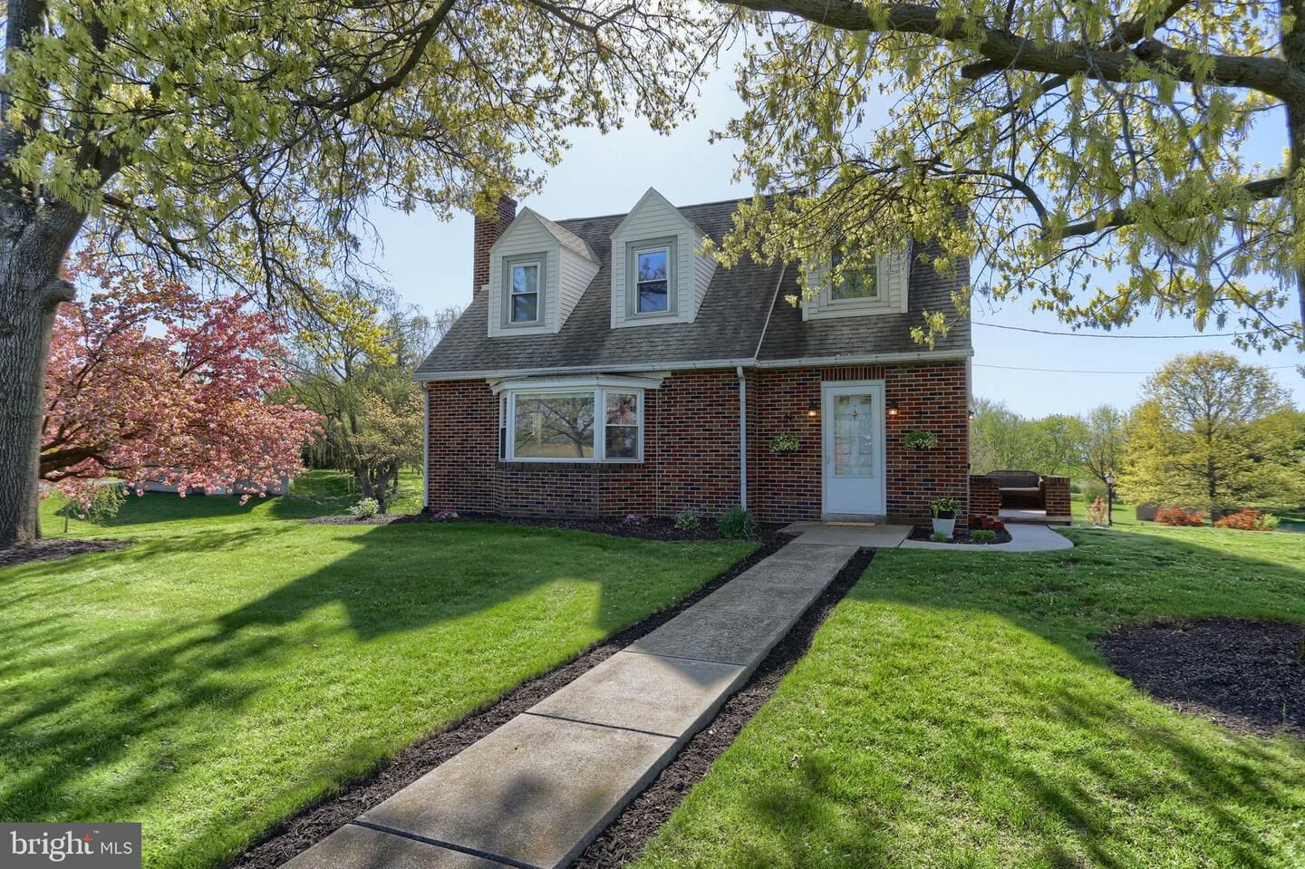 Property Photo:  1030 E Maple Street  PA 17046 