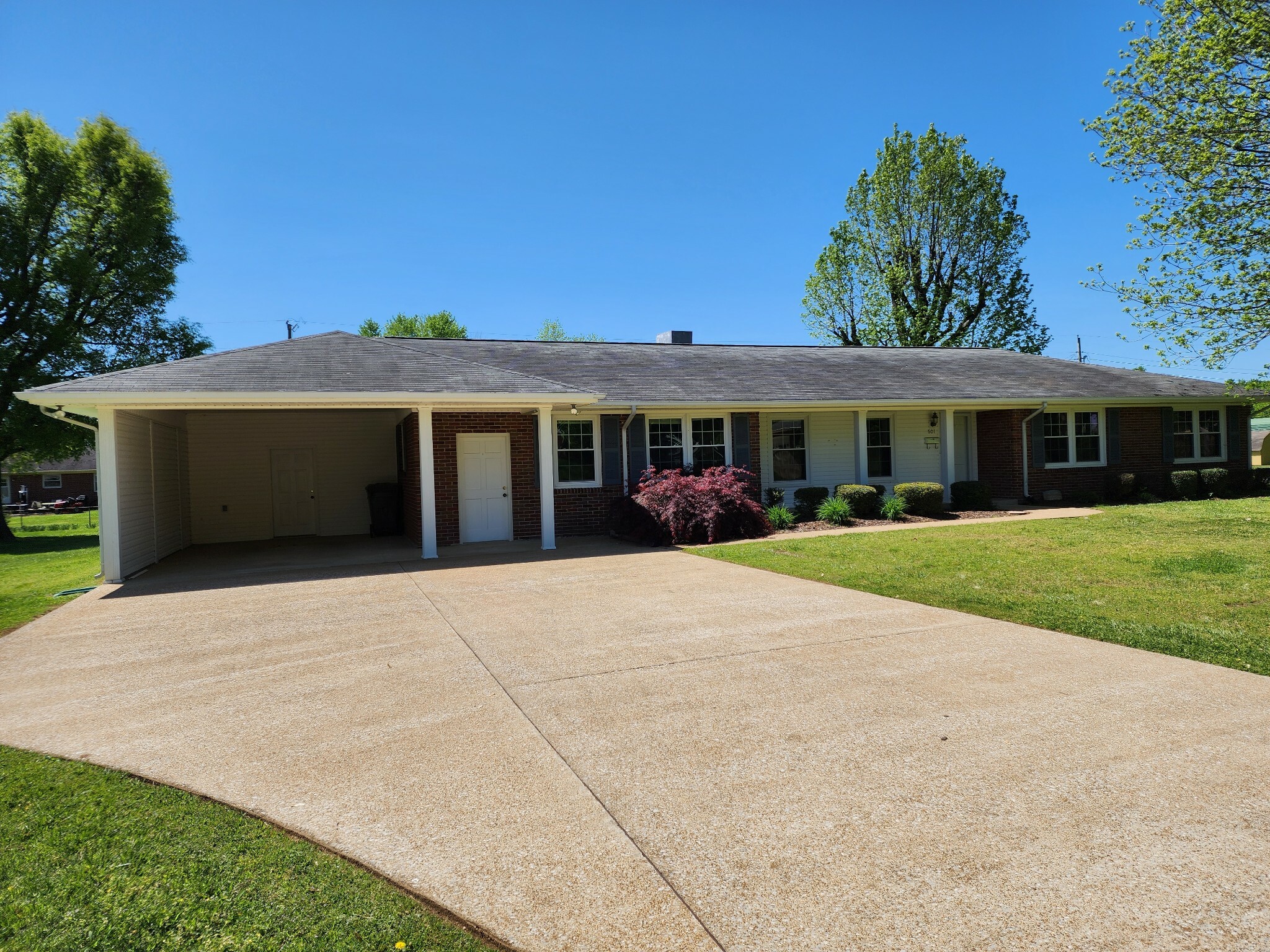 Property Photo:  601 Douglas Dr  TN 38464 