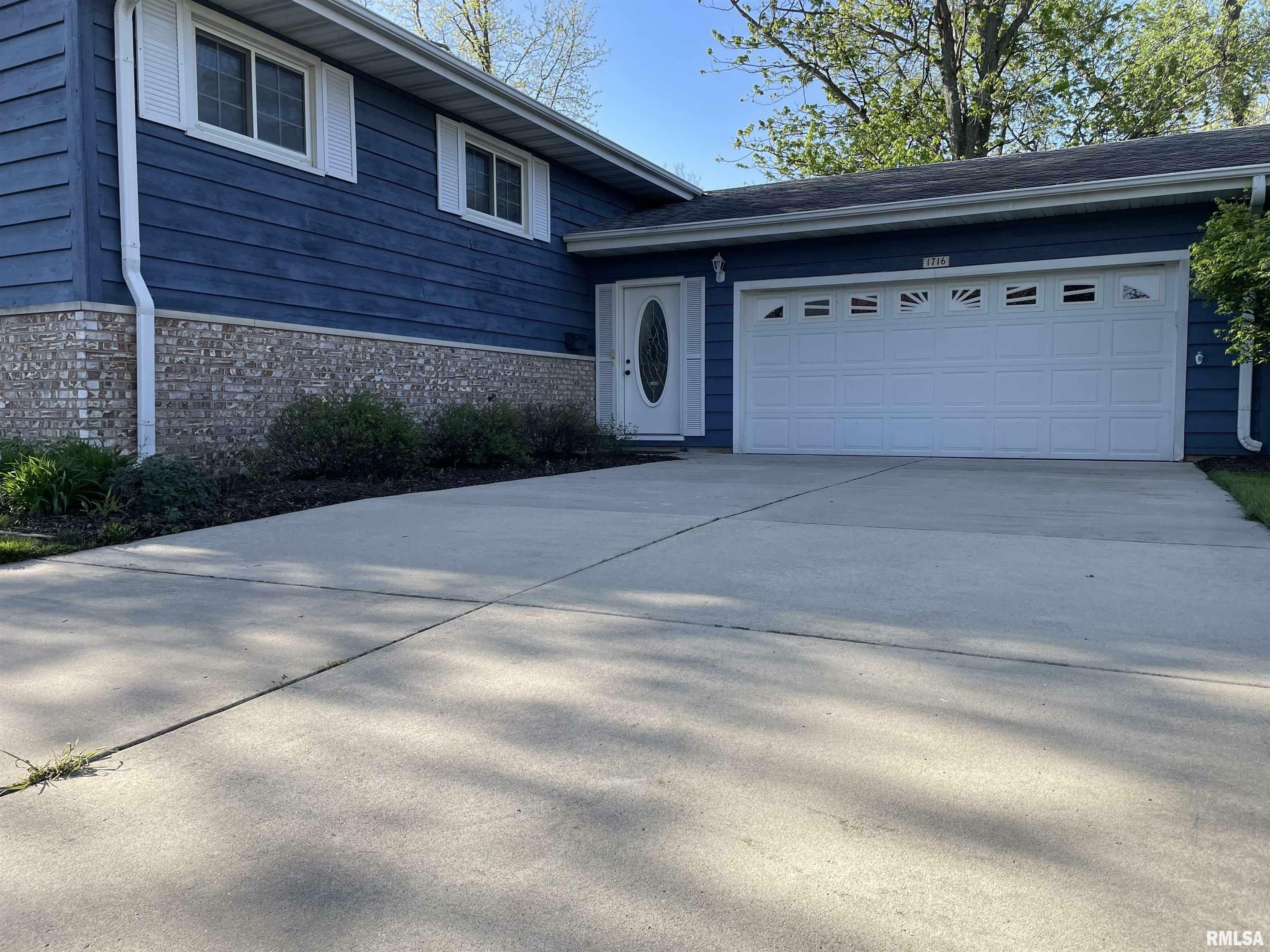 Property Photo:  1716 W Queens Court Road  IL 61614 