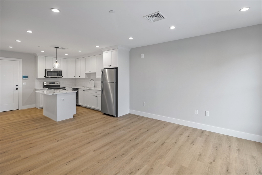 Property Photo: 186 Bedford Street 206 MA 02420