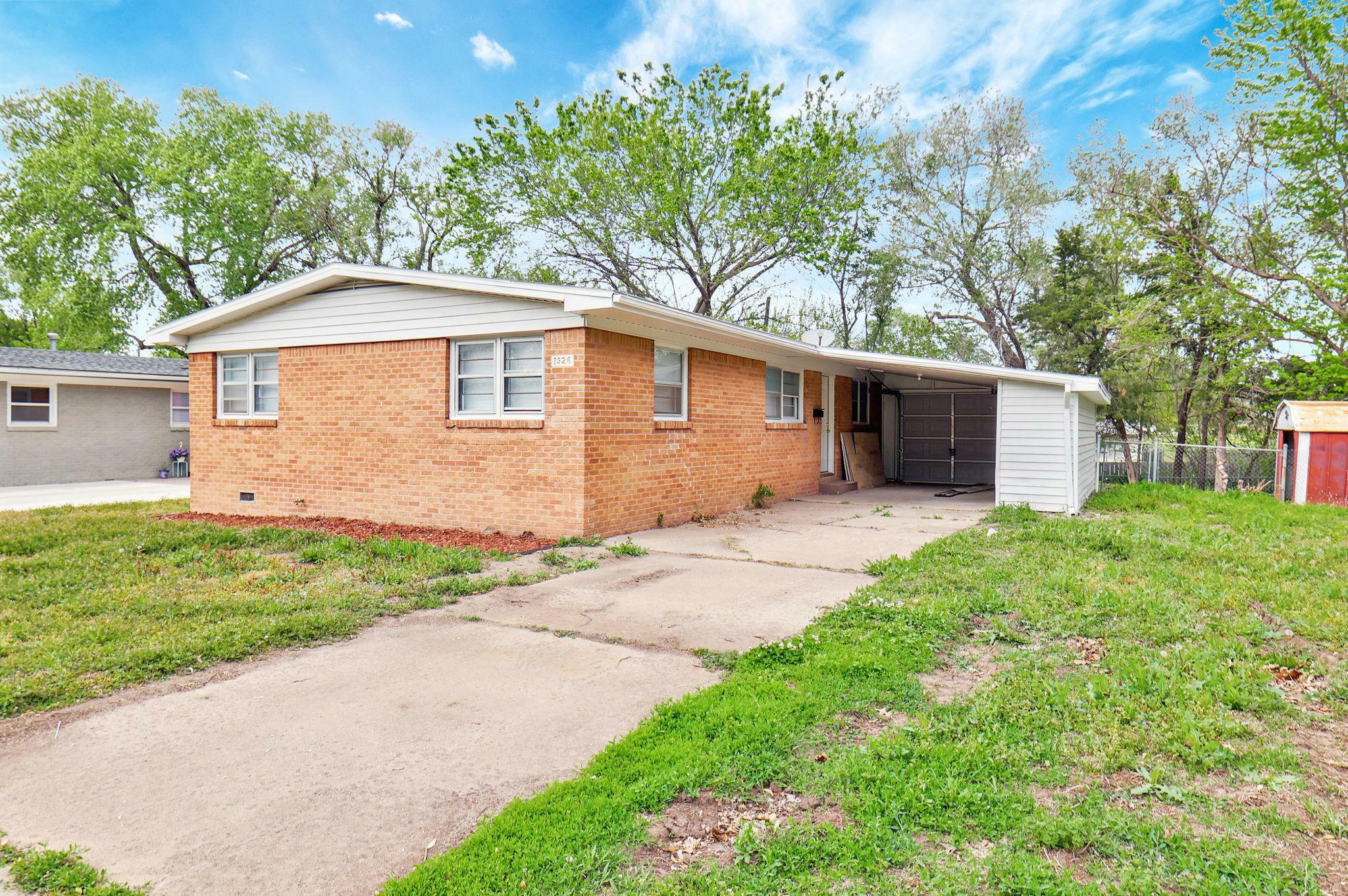 Property Photo:  1326 E Beaumont St  KS 67219 