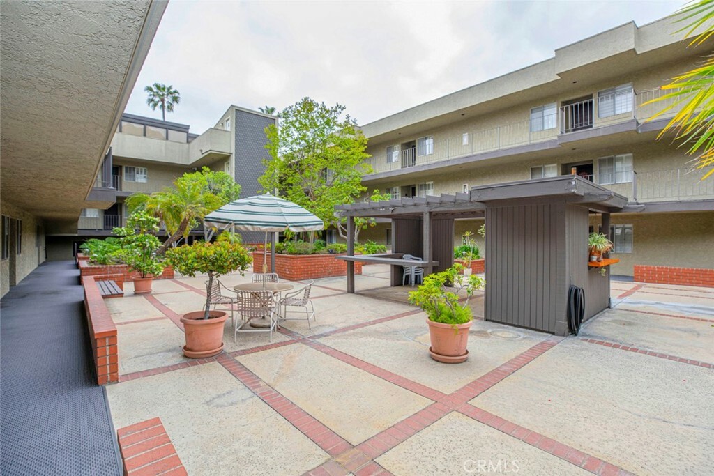 Property Photo:  125 W Mountain Street 111  CA 91202 