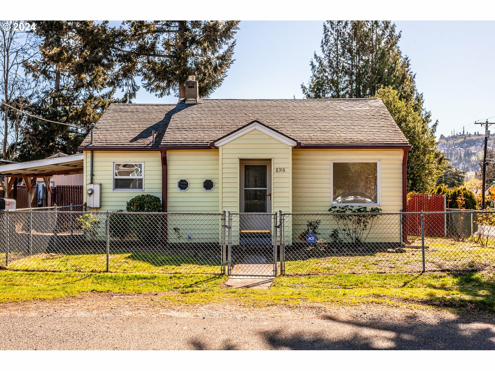 Property Photo:  8316 SE 74th Ave  OR 97206 