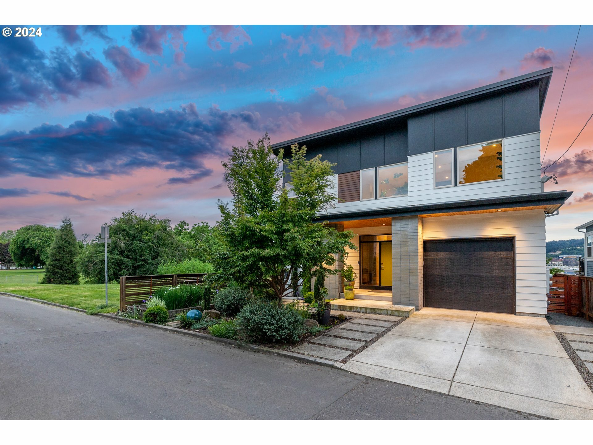 Property Photo: 3739 N Melrose Dr OR 97227