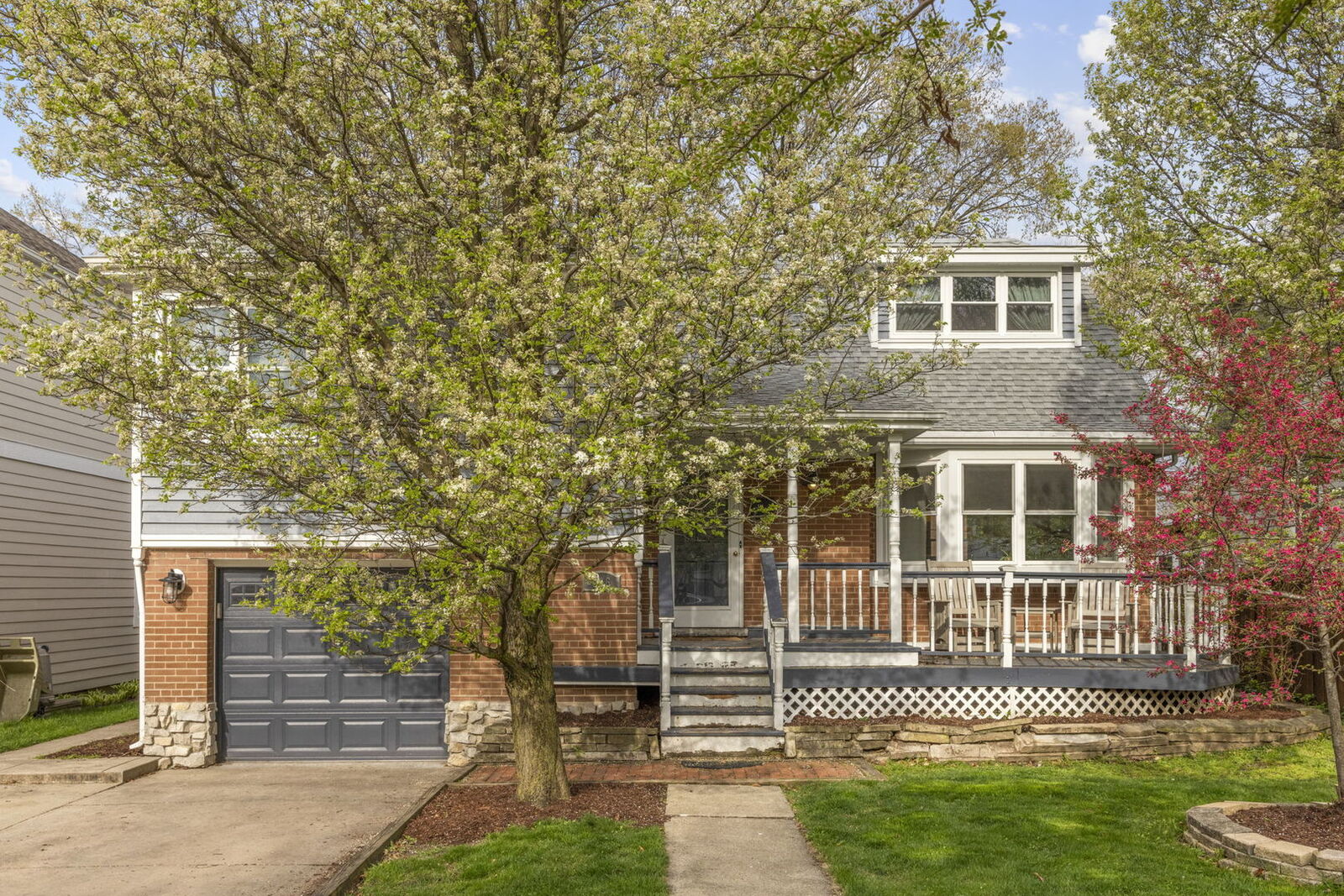 Property Photo:  266 S Grace Avenue  IL 60126 