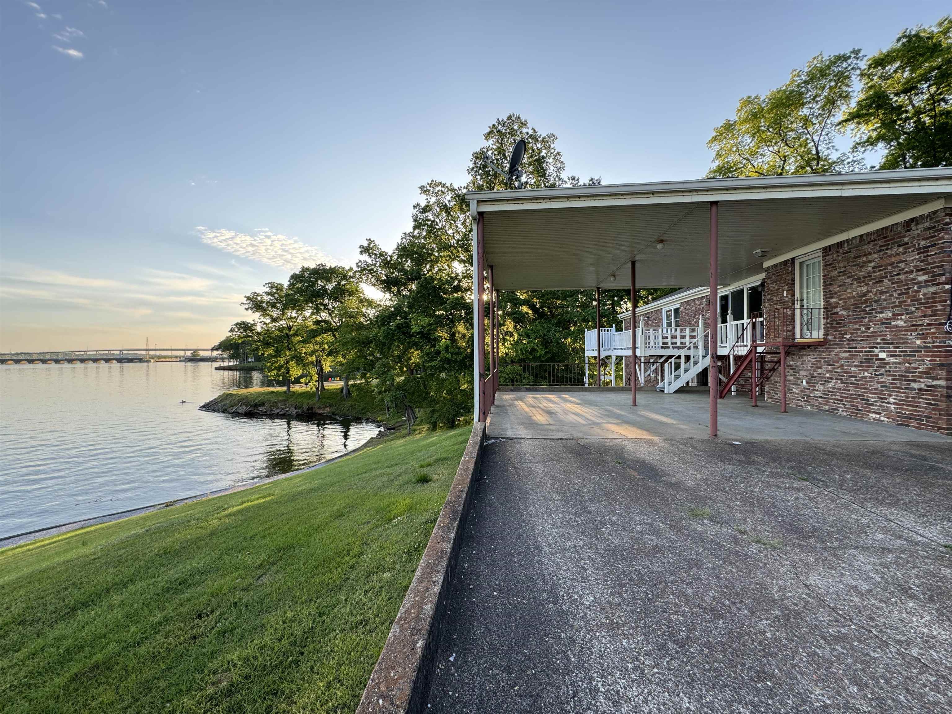 Property Photo: 753 Lakeside Dr AL 35631 - FLORENCE