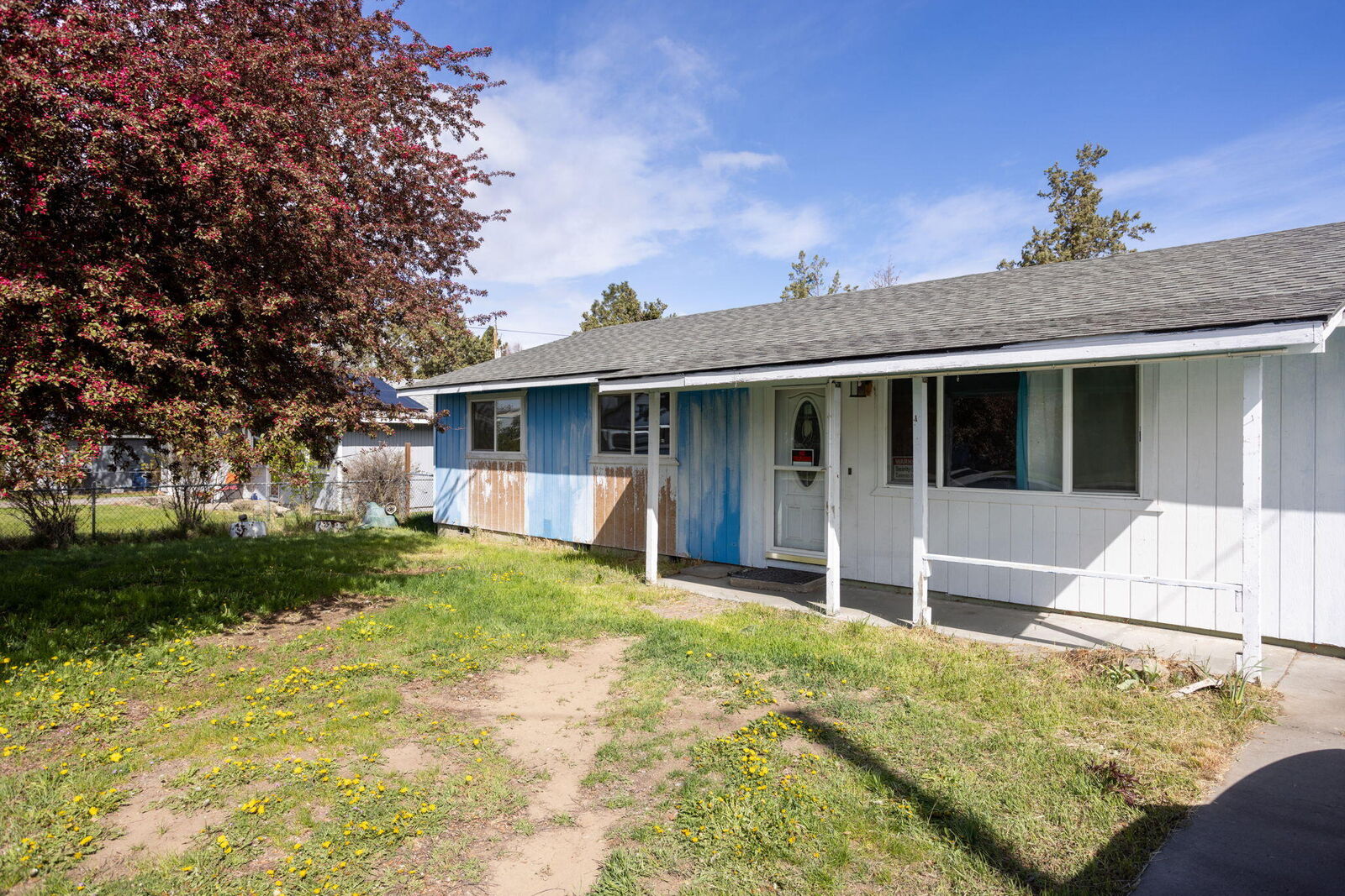 Property Photo:  1749 SW Kalama Avenue  OR 97756 