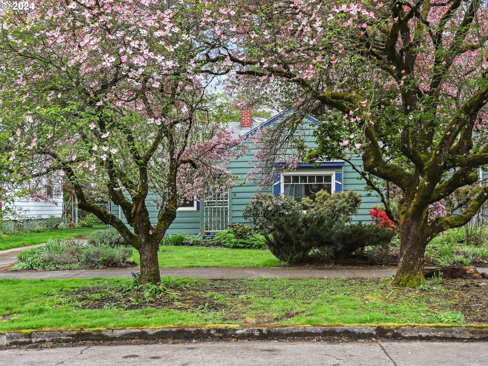 Property Photo:  6036 NE Davis St  OR 97213 