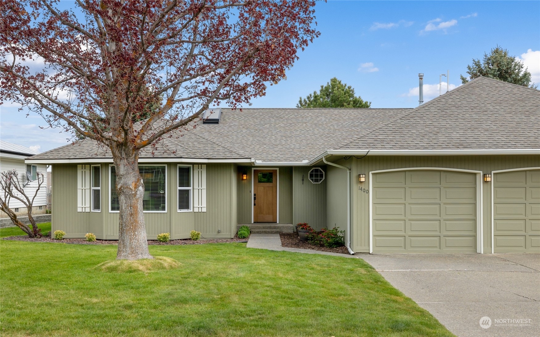 Property Photo:  1400 N Thayer Avenue  WA 98926 