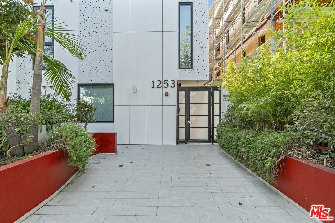 Property Photo:  1253  N Sweetzer Ave 3  CA 90069 