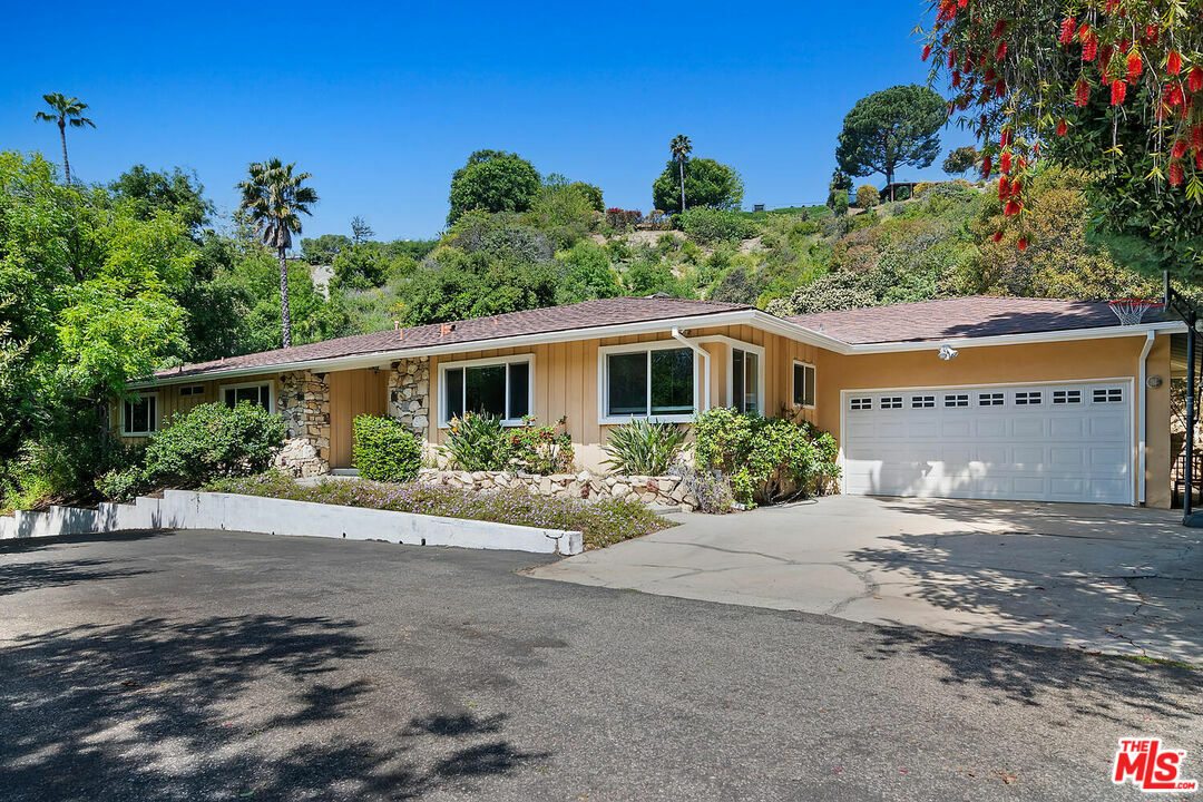 Property Photo:  4031   Deerhorn Dr  CA 91403 