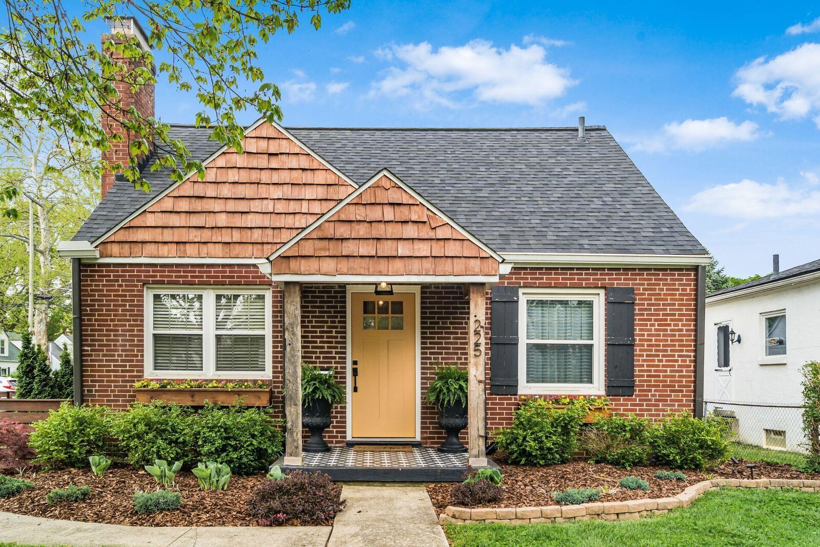 Property Photo:  225 E Weisheimer Road  OH 43214 