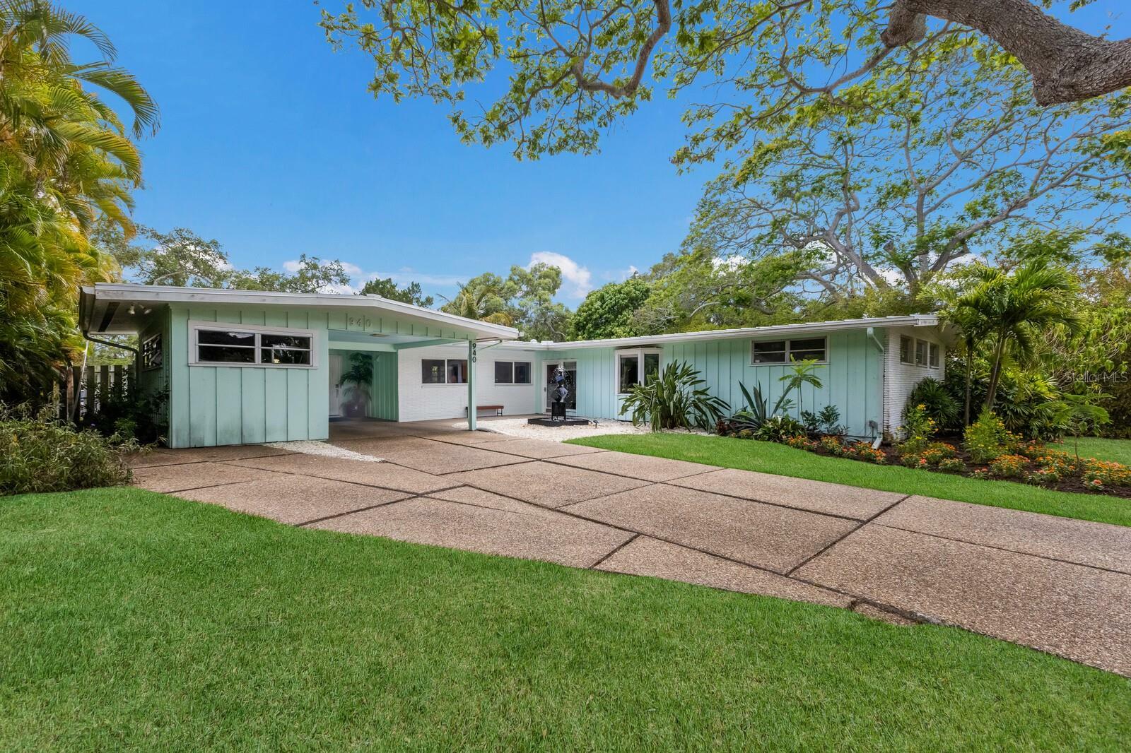 Property Photo:  940 Caloosa Drive  FL 34234 