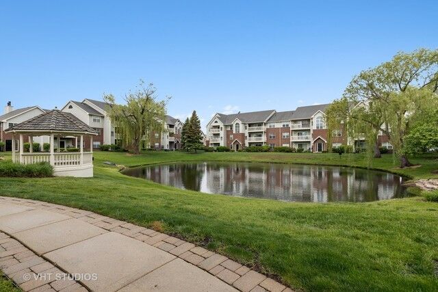 Property Photo:  8 Sterling Circle 305  IL 60189 