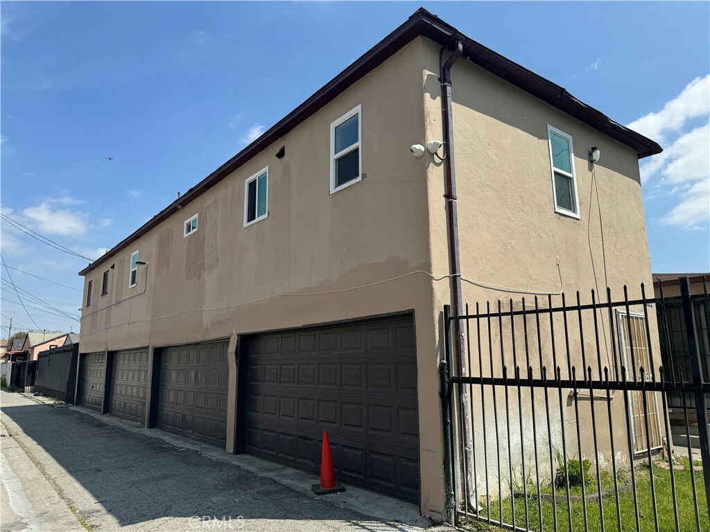 Property Photo:  220 N Rose Avenue  CA 90221 