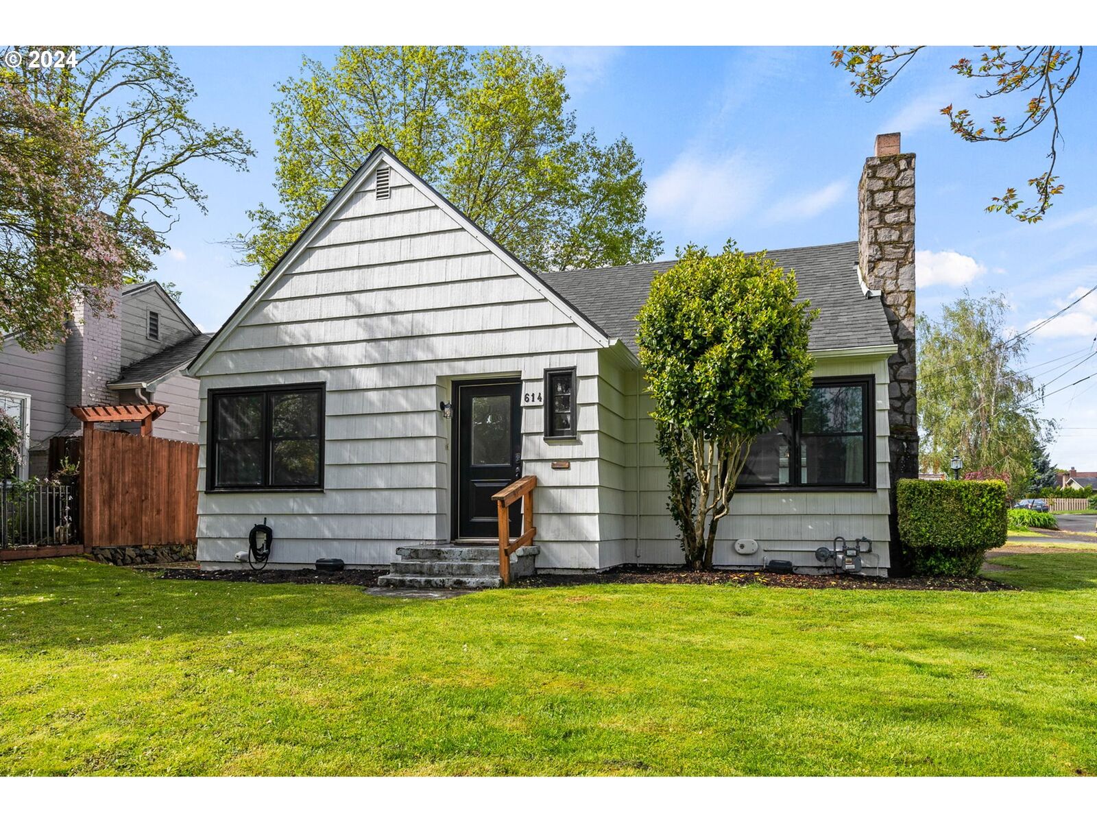 Property Photo: 614 E 30th St WA 98663