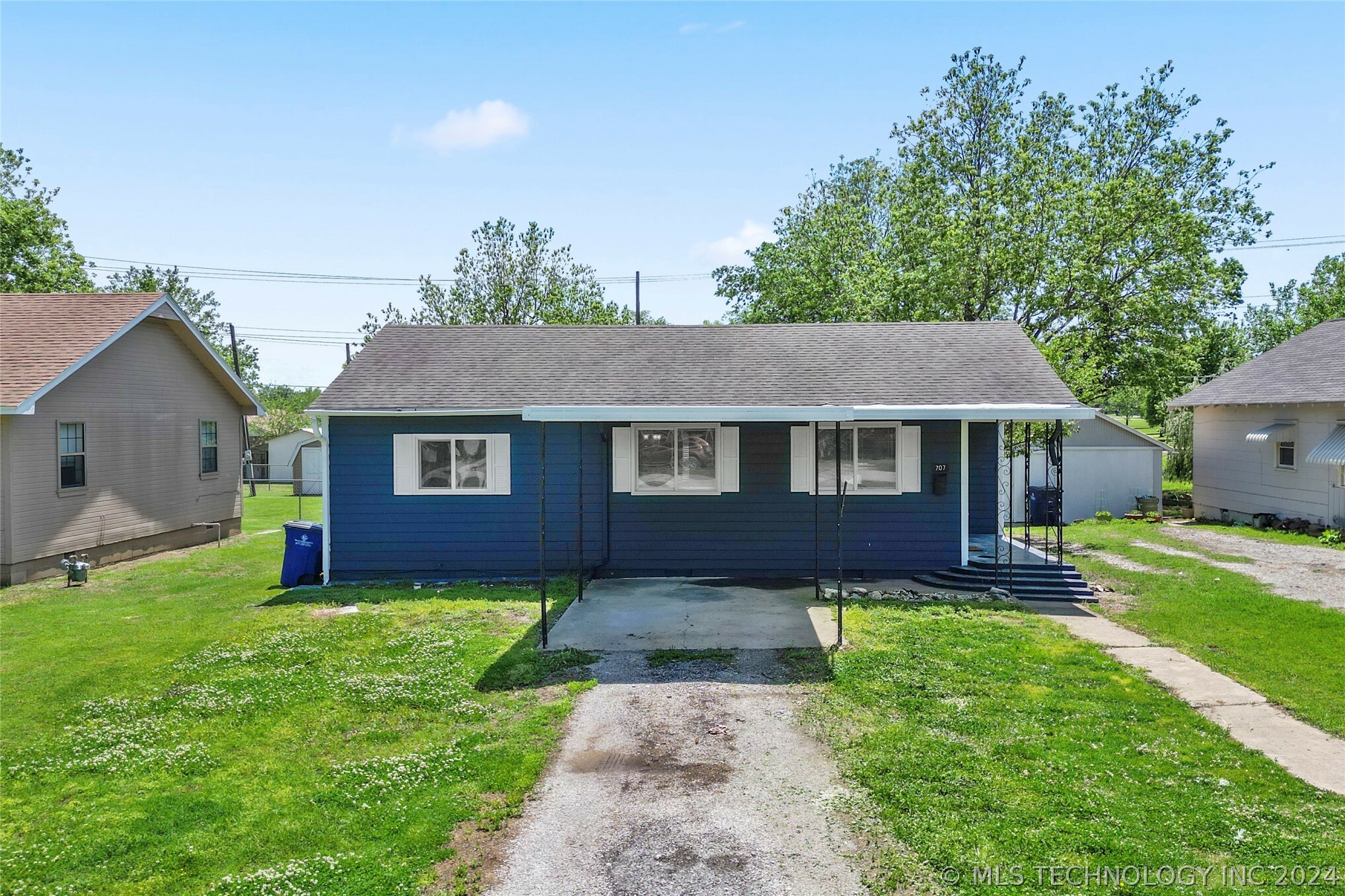 Property Photo:  707 W Shawnee Avenue  OK 74048 